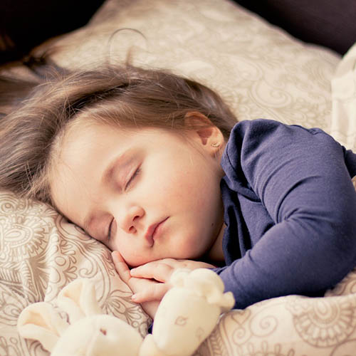  une maman avec son bébé pharmacie des Arts et Métiers